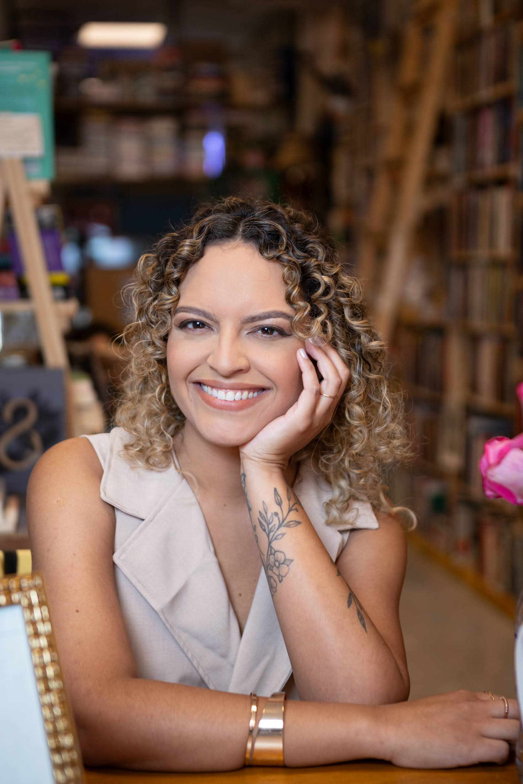 Retrato da escritora Tamiris Brito em uma livraria
